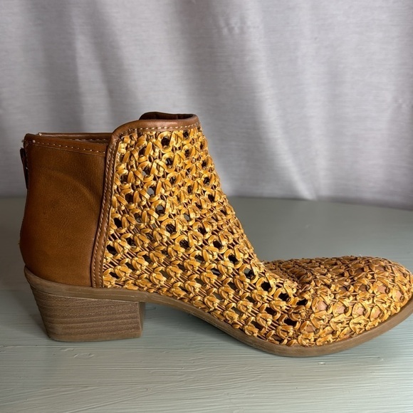 DOLCE VITA WOVEN RATTAN BOOTS (8) - Picture 6 of 7